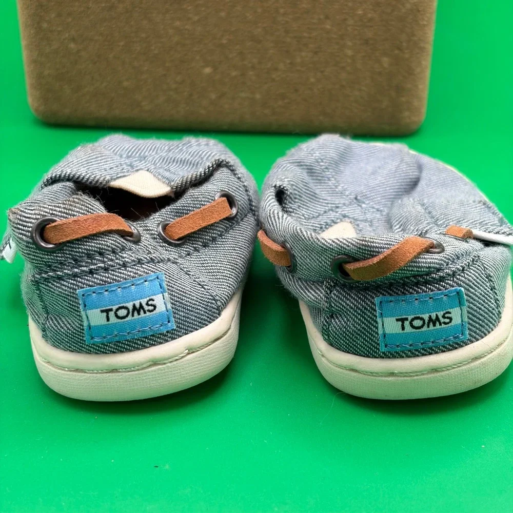 TOMS Tiny Lenny Boat Shoes Infant 2 Blue Chambray Hook Loop Slip On Nautical EUC